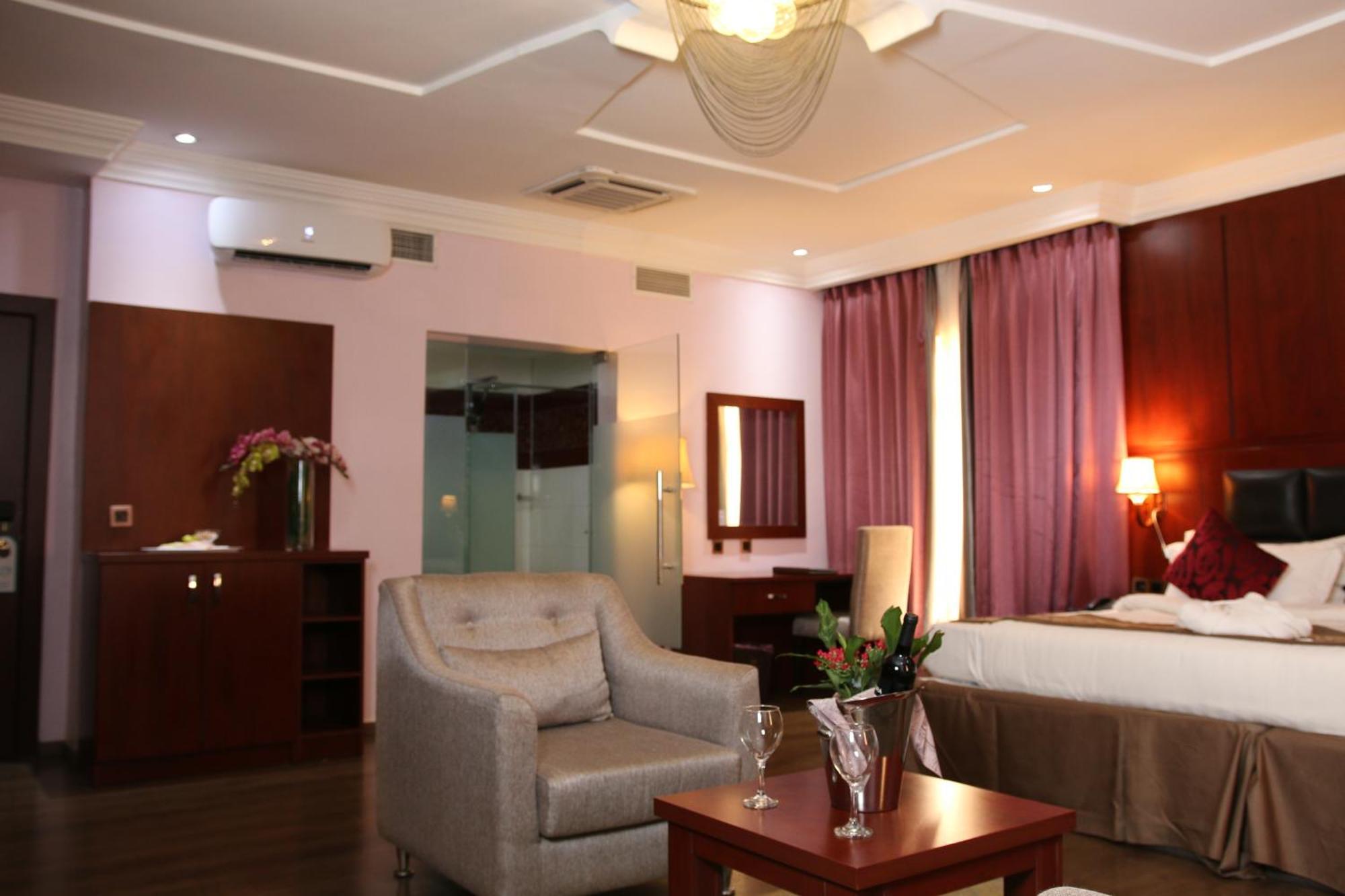 Grand Pela Hotel & Suites Abuja Værelse billede